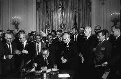 LyndonB总统强生签署1964年民权法