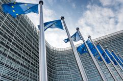 欧洲联盟数面国旗在欧洲联盟委员会比利时大楼外波